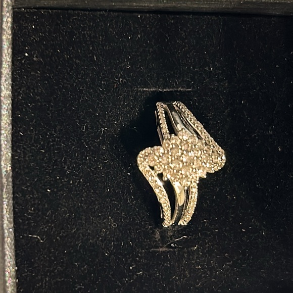 10k ladies White gold diamond ring - Picture 7 of 13